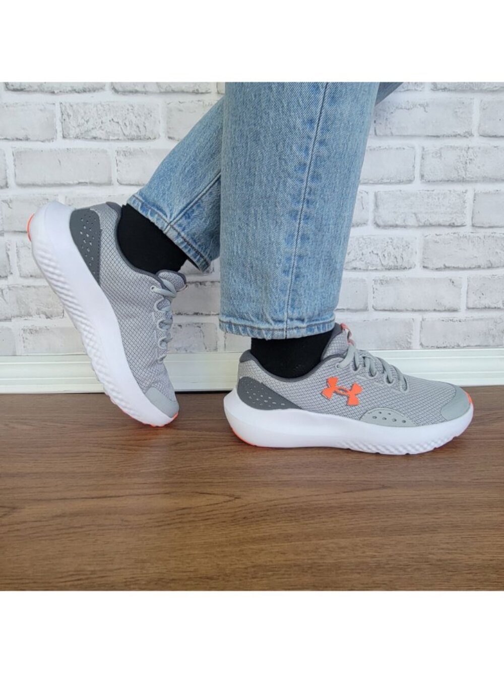 ✨Under Armour Surge 4 Sz 5.5Y Big Kids Shoes Sneakers Grey/White 3027103-100 - Picture 4 of 10
